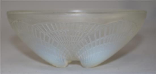 A René Lalique Coquille pattern opalescent glass bowl, 16cm